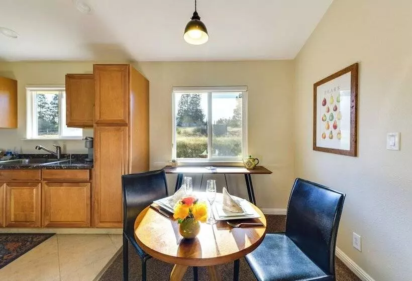 Kelseyville Cottage: Private Deck & On Site Winery