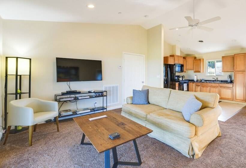 Kelseyville Cottage: Private Deck & On Site Winery