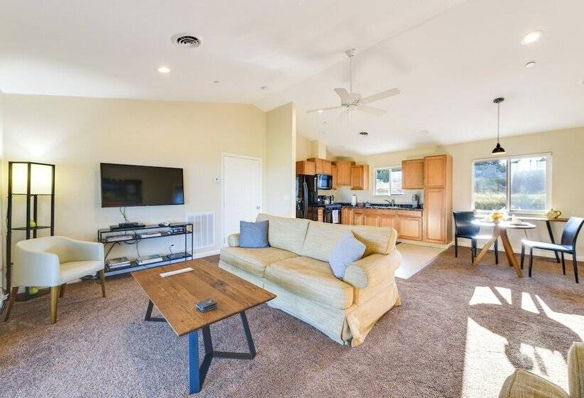 Kelseyville Cottage: Private Deck & On Site Winery