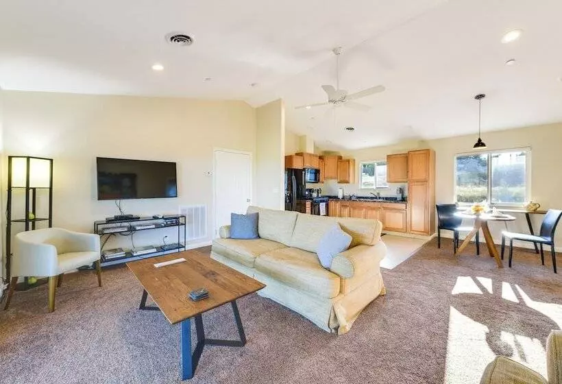 Kelseyville Cottage: Private Deck & On Site Winery