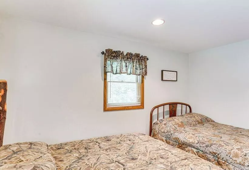 Pennsylvania Cabin Hideaway: Hot Tub & Deck!