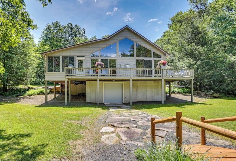Pennsylvania Cabin Hideaway: Hot Tub & Deck!