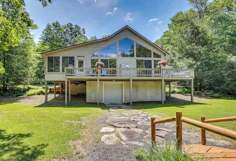 Pennsylvania Cabin Hideaway: Hot Tub & Deck!