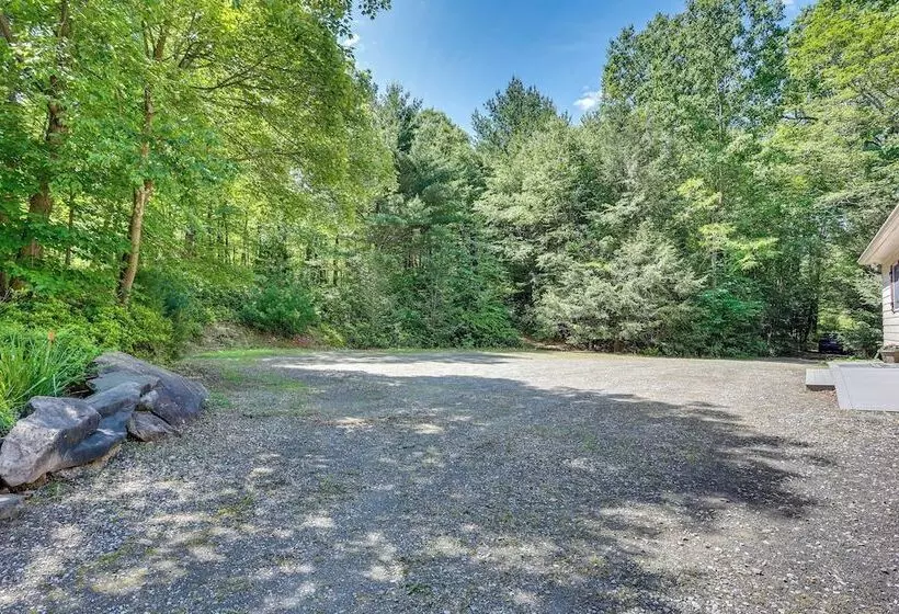 Pennsylvania Cabin Hideaway: Hot Tub & Deck!