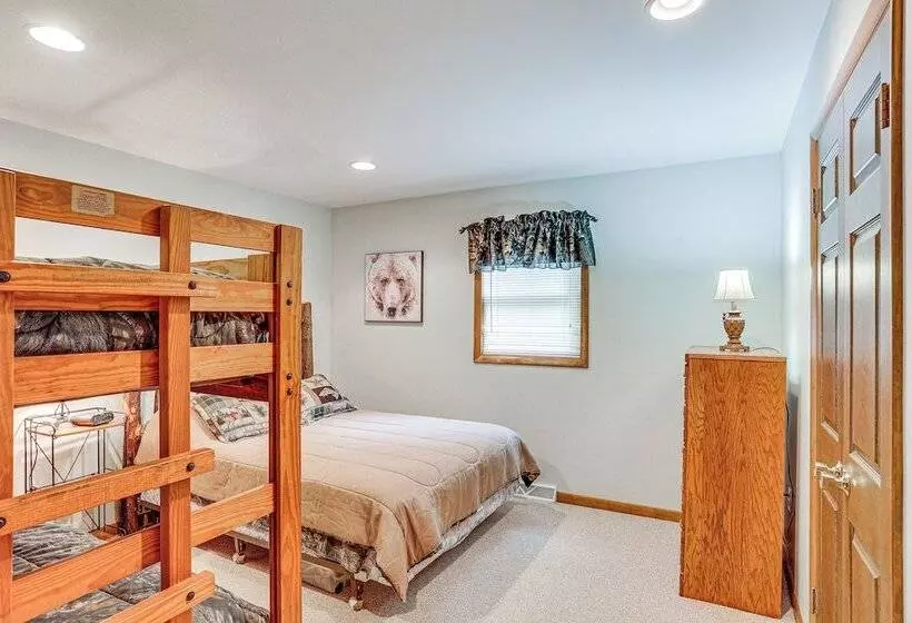 Pennsylvania Cabin Hideaway: Hot Tub & Deck!