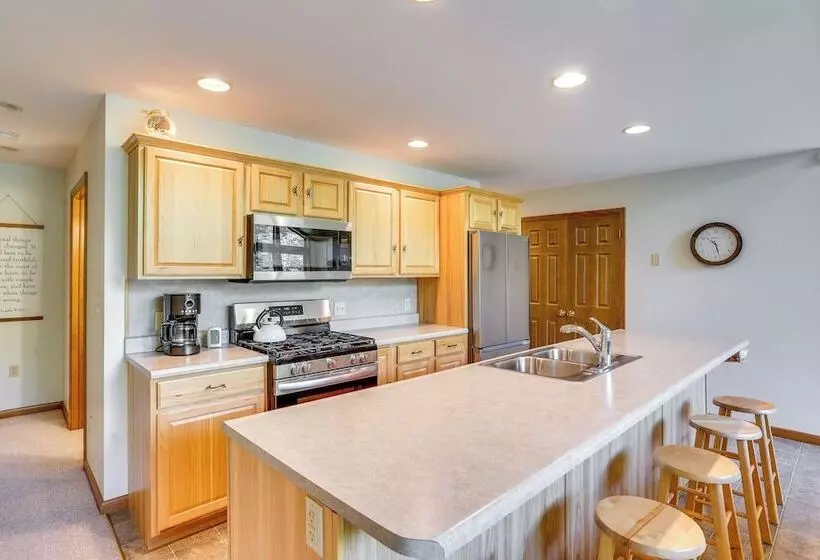 Pennsylvania Cabin Hideaway: Hot Tub & Deck!