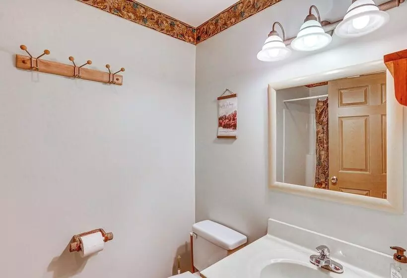 Pennsylvania Cabin Hideaway: Hot Tub & Deck!