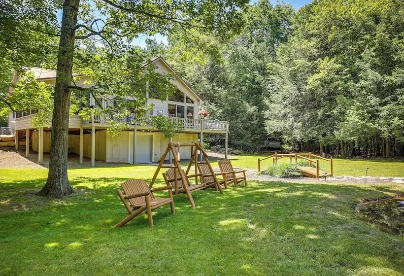 Pennsylvania Cabin Hideaway: Hot Tub & Deck!