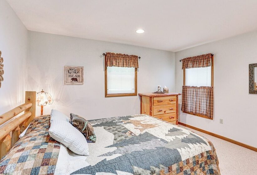 Pennsylvania Cabin Hideaway: Hot Tub & Deck!