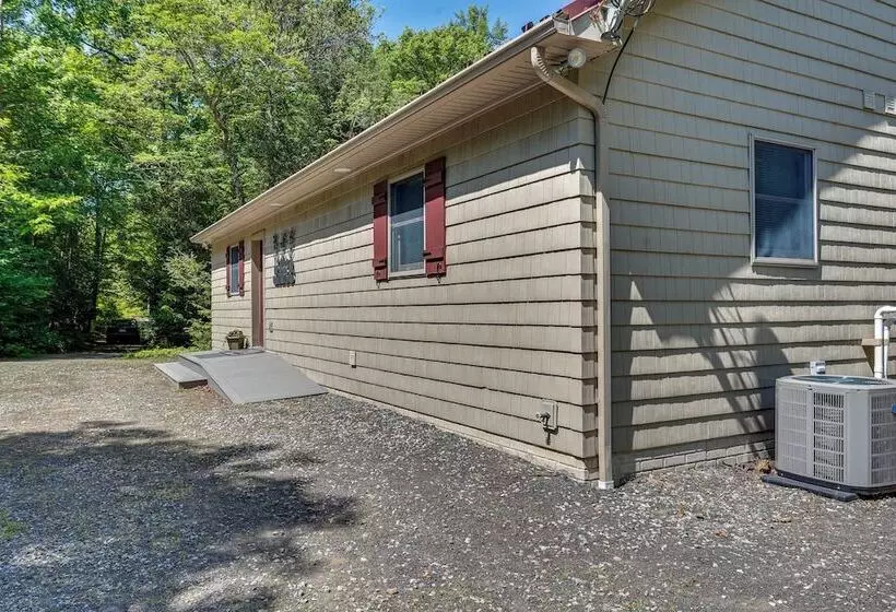 Pennsylvania Cabin Hideaway: Hot Tub & Deck!