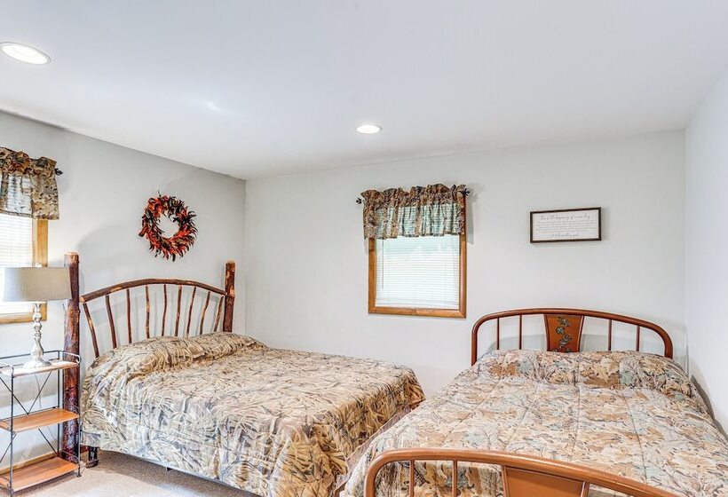 Pennsylvania Cabin Hideaway: Hot Tub & Deck!