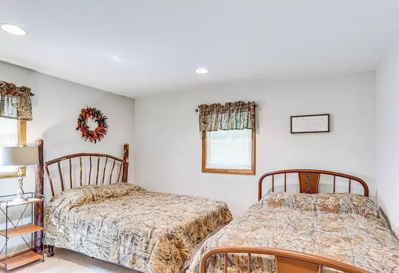 Pennsylvania Cabin Hideaway: Hot Tub & Deck!