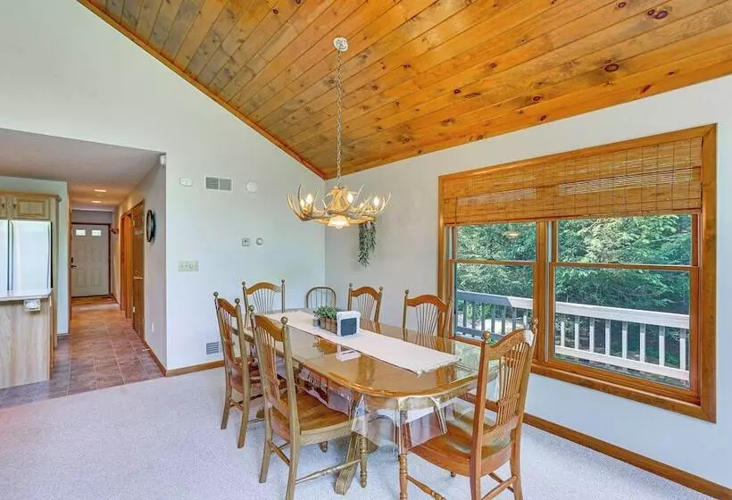 Pennsylvania Cabin Hideaway: Hot Tub & Deck!