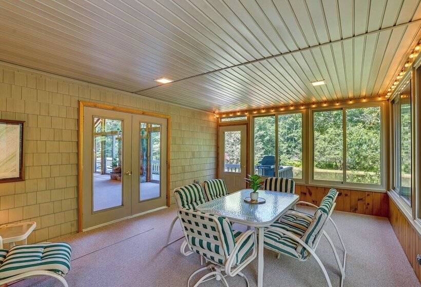 Pennsylvania Cabin Hideaway: Hot Tub & Deck!