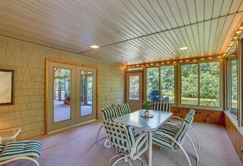 Pennsylvania Cabin Hideaway: Hot Tub & Deck!