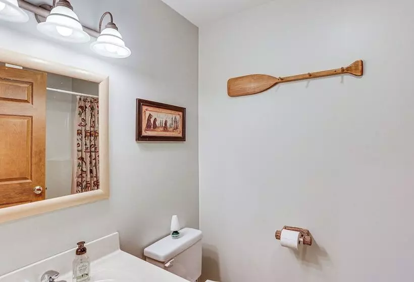 Pennsylvania Cabin Hideaway: Hot Tub & Deck!