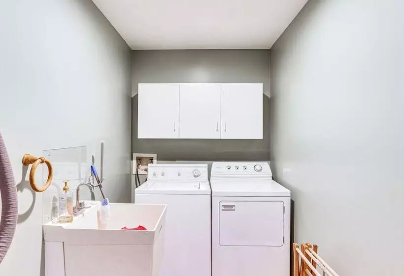 Pennsylvania Cabin Hideaway: Hot Tub & Deck!