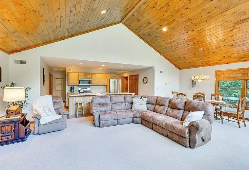 Pennsylvania Cabin Hideaway: Hot Tub & Deck!