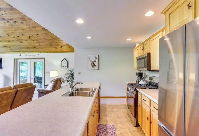 Pennsylvania Cabin Hideaway: Hot Tub & Deck!