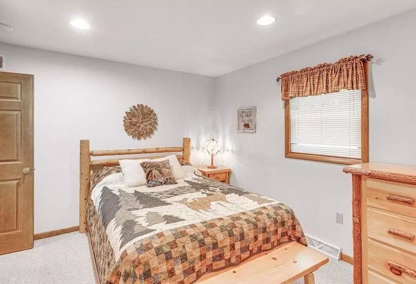 Pennsylvania Cabin Hideaway: Hot Tub & Deck!