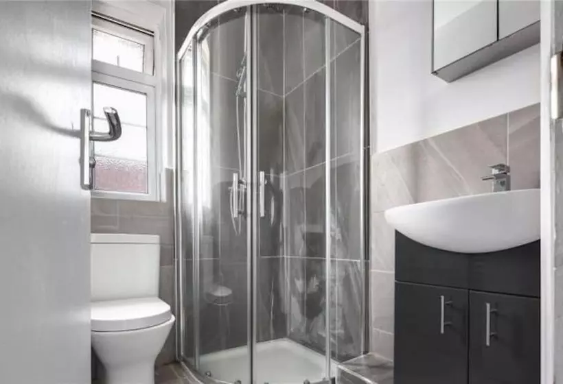 Majatalo Room In Guest Room   Limehouse Townhomes Modern Spacious Double Room