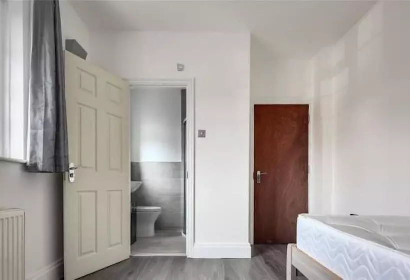 Majatalo Room In Guest Room   Limehouse Townhomes Modern Spacious Double Room