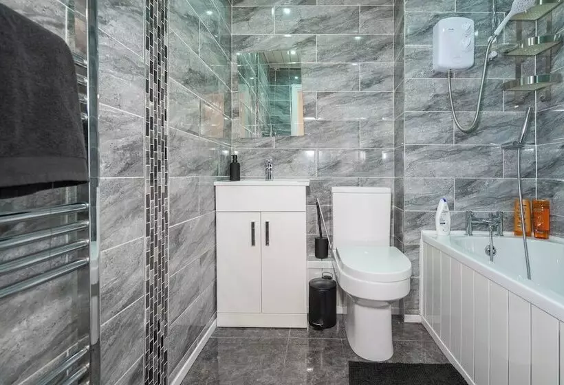 اقامتگاه 2 Bed House In Digbeth/parking/families/contractor