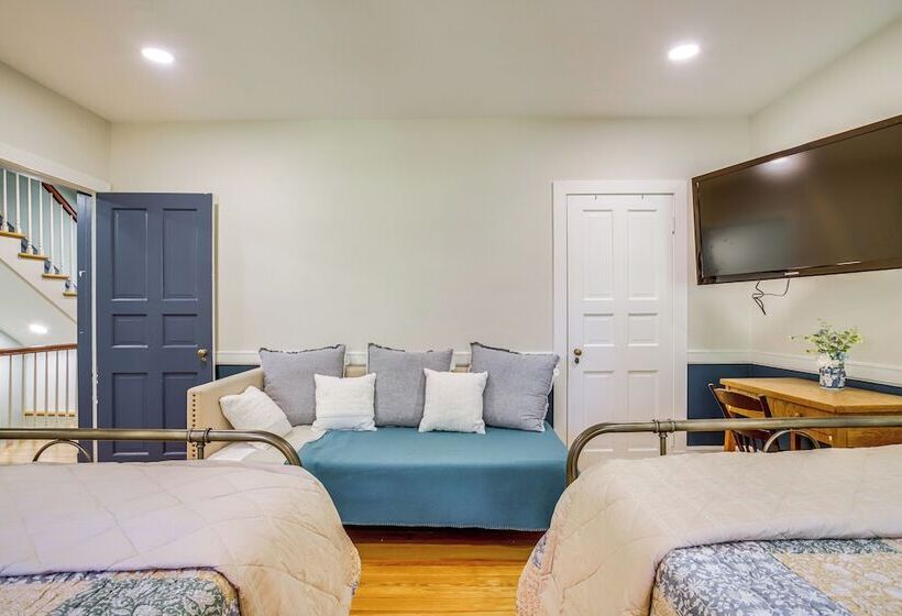 Riverfront Denton Estate On 7 Acres W/ Fire Pit!