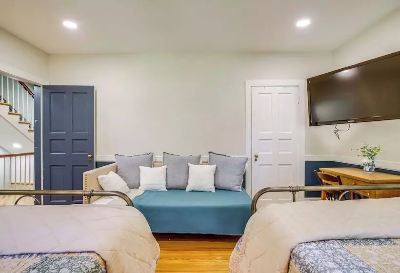 Riverfront Denton Estate On 7 Acres W/ Fire Pit!