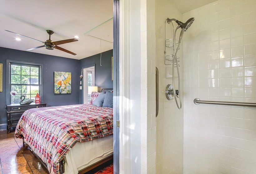 Riverfront Denton Estate On 7 Acres W/ Fire Pit!