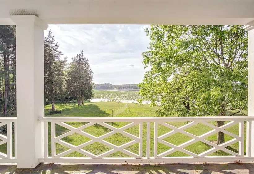 Riverfront Denton Estate On 7 Acres W/ Fire Pit!