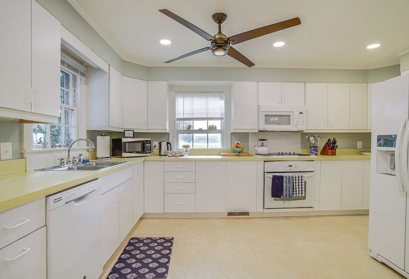 Riverfront Denton Estate On 7 Acres W/ Fire Pit!