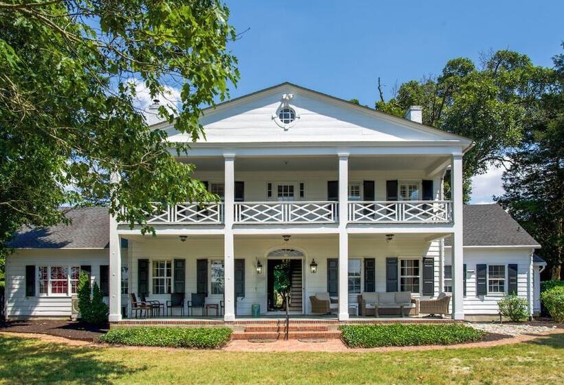 Riverfront Denton Estate On 7 Acres W/ Fire Pit!