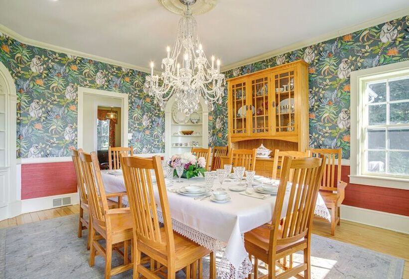 Riverfront Denton Estate On 7 Acres W/ Fire Pit!