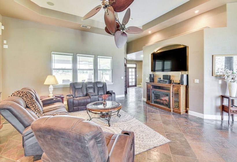 Spacious Delhi Home W/ Fireplaces, Patio & Grill!