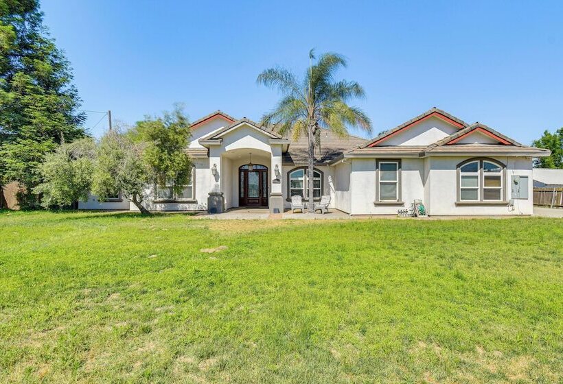 Spacious Delhi Home W/ Fireplaces, Patio & Grill!