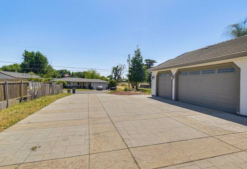 Spacious Delhi Home W/ Fireplaces, Patio & Grill!