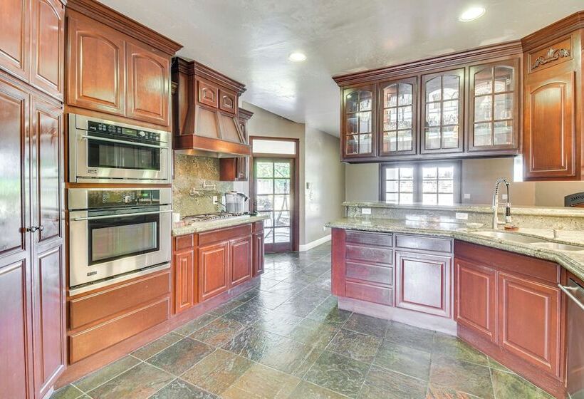 Spacious Delhi Home W/ Fireplaces, Patio & Grill!