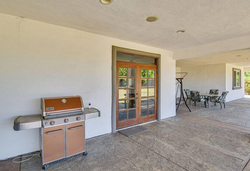 Spacious Delhi Home W/ Fireplaces, Patio & Grill!