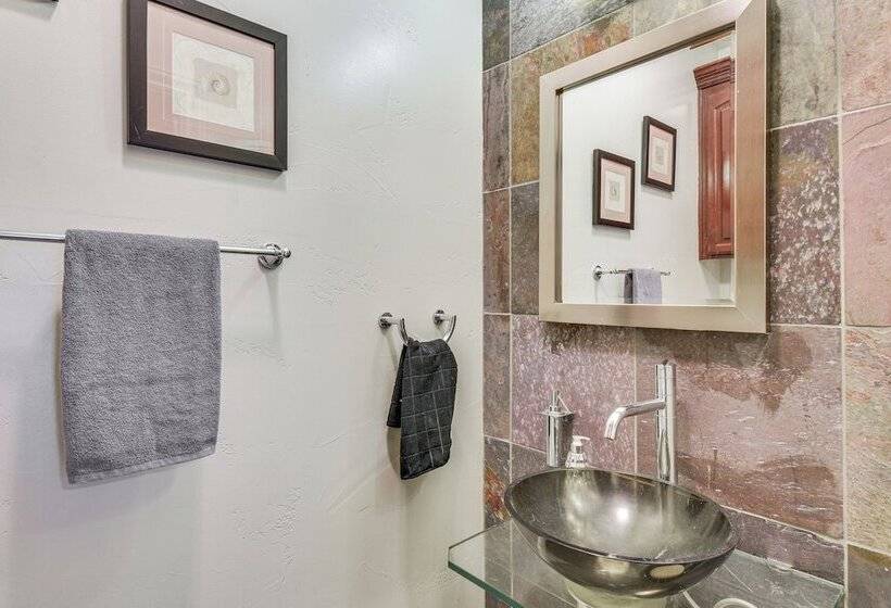 Spacious Delhi Home W/ Fireplaces, Patio & Grill!