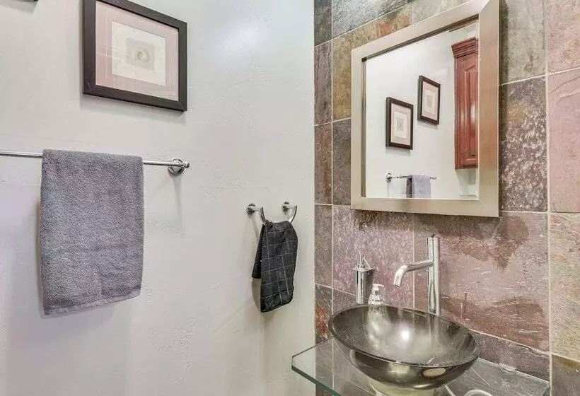 Spacious Delhi Home W/ Fireplaces, Patio & Grill!