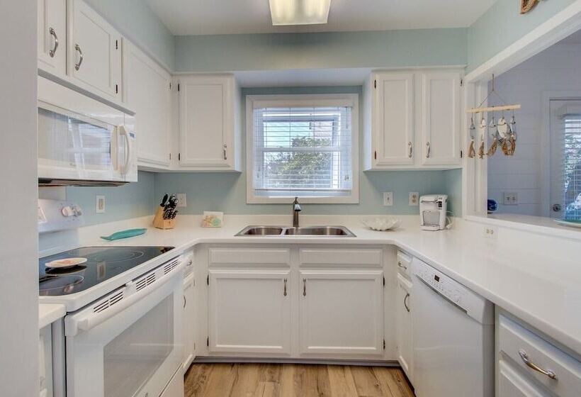 72 Pelican Bay Avantstay Community Pool, Decks