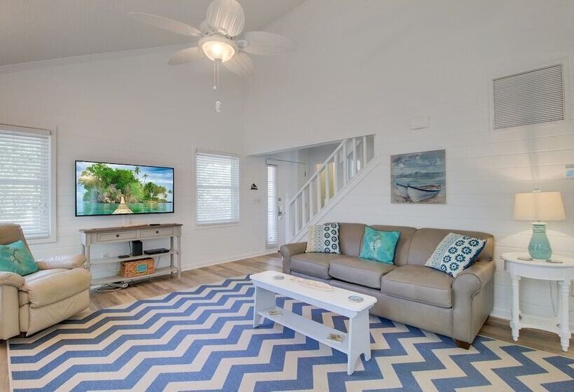 72 Pelican Bay Avantstay Community Pool, Decks