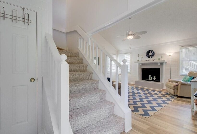 72 Pelican Bay Avantstay Community Pool, Decks