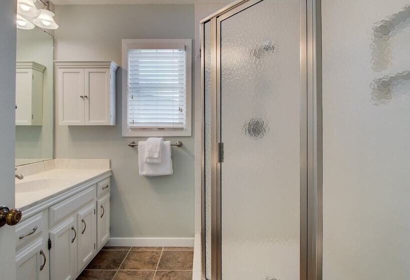 72 Pelican Bay Avantstay Community Pool, Decks