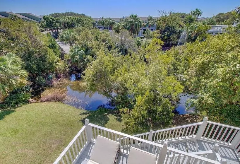 72 Pelican Bay Avantstay Community Pool, Decks