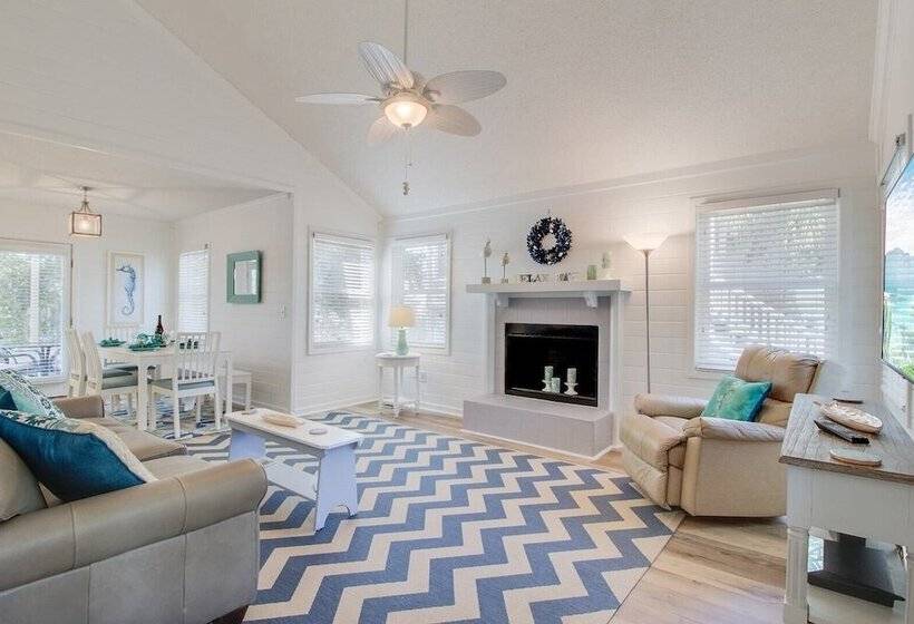 72 Pelican Bay Avantstay Community Pool, Decks