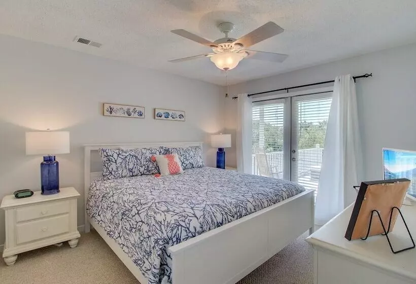 72 Pelican Bay Avantstay Community Pool, Decks