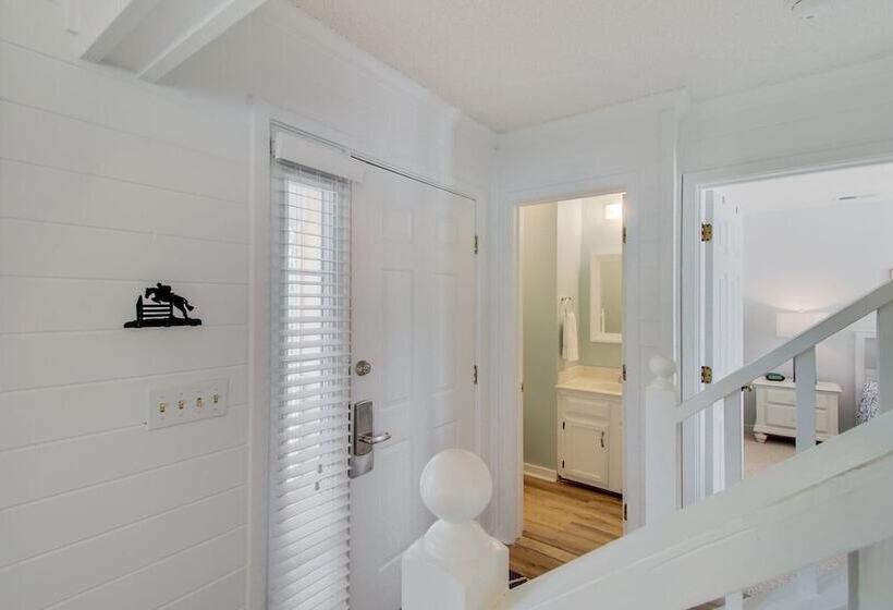 72 Pelican Bay Avantstay Community Pool, Decks