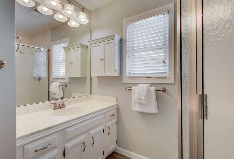 72 Pelican Bay Avantstay Community Pool, Decks